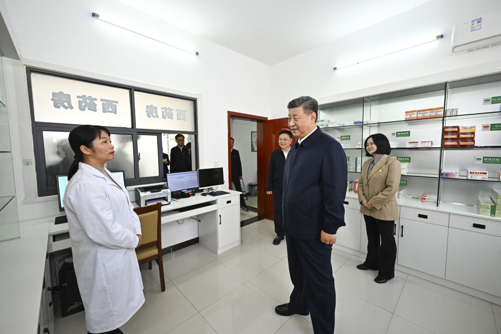 2024年11月5日，習近平在湖北省咸寧市嘉魚縣潘家灣鎮(zhèn)四邑村衛(wèi)生室考察。習近平指出：“要進一步加強黨建引領，抓住‘一老一小’這個重點，更加精準有效地為群眾排憂解難。”