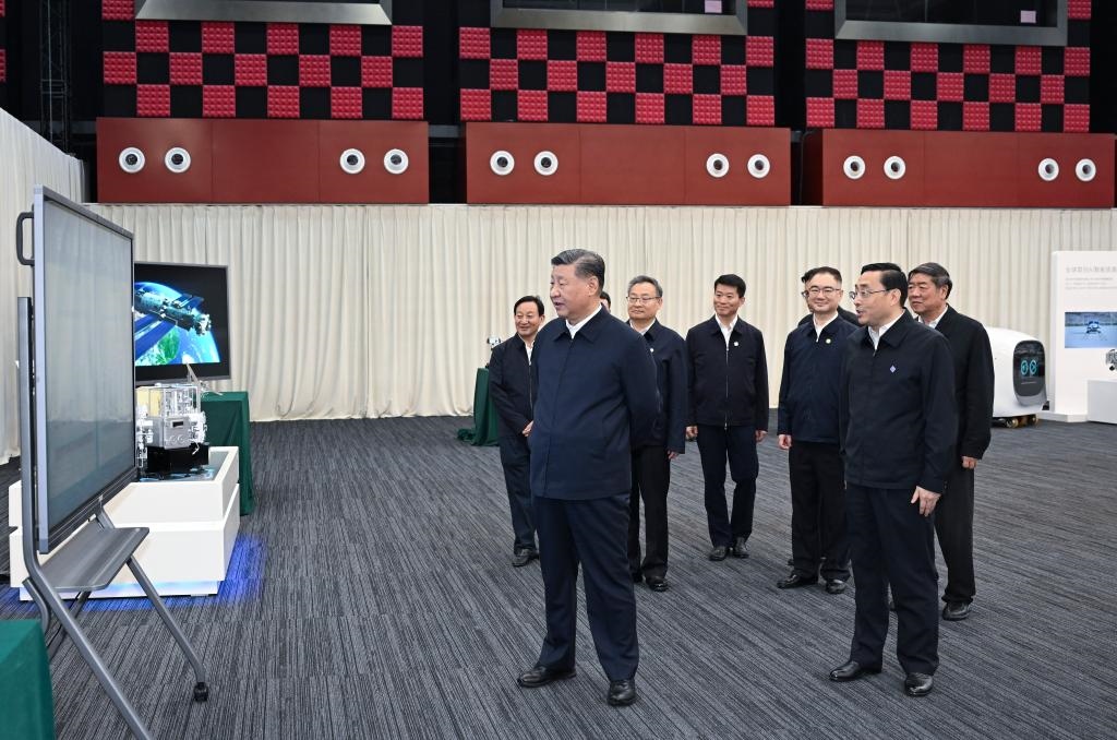2024年10月17日，習(xí)近平總書記在合肥濱湖科學(xué)城察看安徽省重大科技創(chuàng)新成果集中展示。新華社記者 謝環(huán)馳 攝