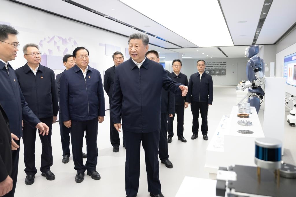 2024年11月5日，習(xí)近平總書記在武漢產(chǎn)業(yè)創(chuàng)新發(fā)展研究院考察。新華社記者 鞠鵬 攝