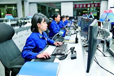  廣東省廣州市消防救援支隊(duì)指揮中心的接警調(diào)度員24小時(shí)待命。圖片由國家消防救援局提供