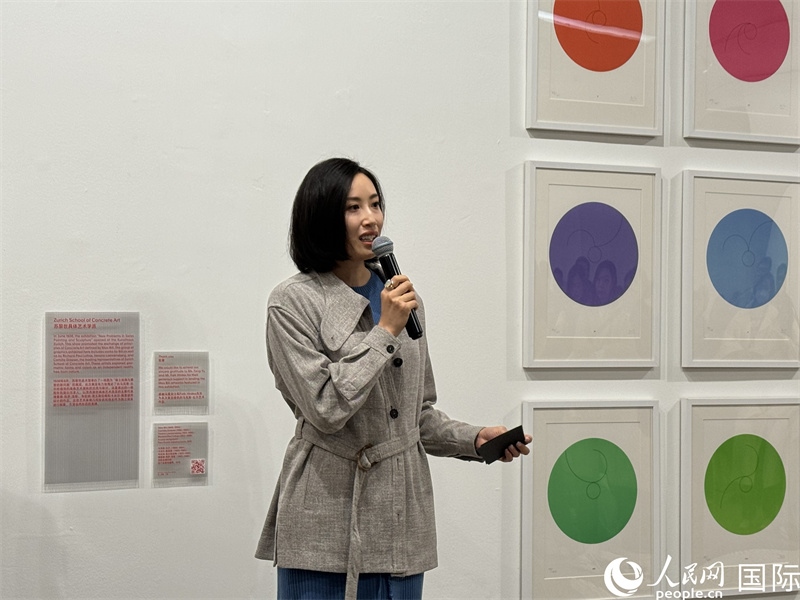 11月8日，今日美術(shù)館館長(zhǎng)張然在“瑞士經(jīng)典設(shè)計(jì)展”開(kāi)幕式上發(fā)表致辭。（人民網(wǎng) 謝瑩攝）