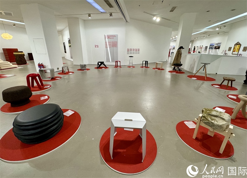 11月8日，瑞士經(jīng)典設(shè)計(jì)展現(xiàn)場(chǎng)。（人民網(wǎng) 謝瑩攝）