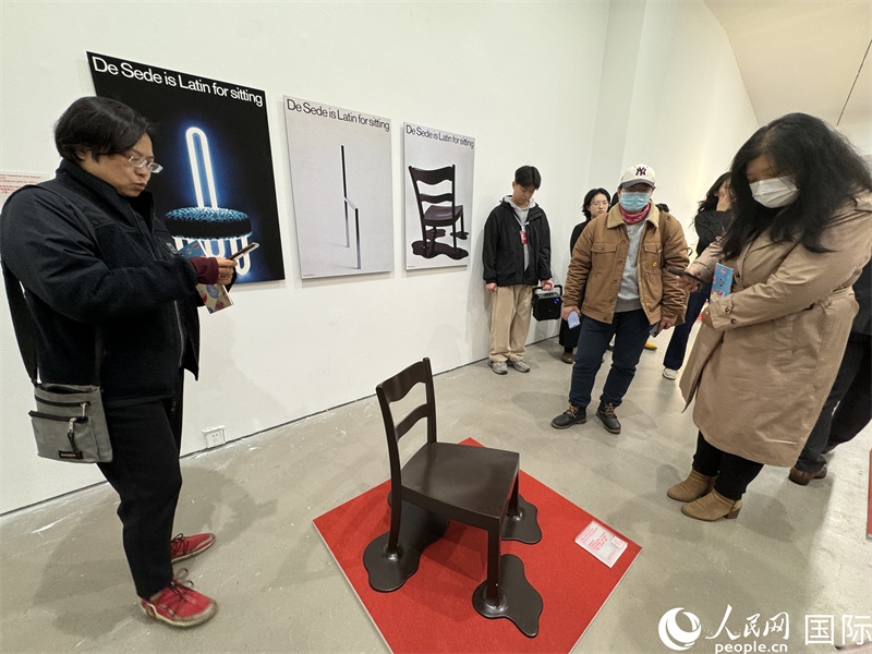 11月8日，觀眾在“瑞士經(jīng)典設(shè)計(jì)展”作品前駐足欣賞。（人民網(wǎng) 謝瑩攝） 