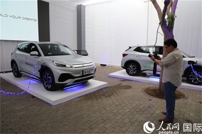 圖為秘魯媒體記者正在拍攝現(xiàn)場展出的比亞迪電動汽車。 人民網(wǎng)記者姜波攝