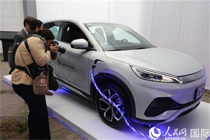 圖為秘魯媒體記者正在拍攝現(xiàn)場展出的比亞迪電動汽車。 人民網(wǎng)記者姜波攝