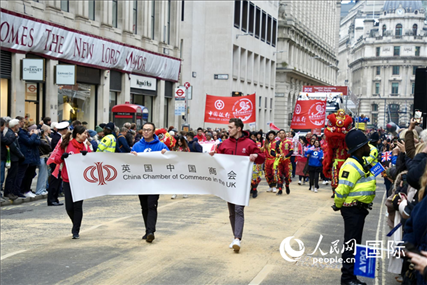 倫敦金融城市長(zhǎng)就職巡游 英國(guó)中國(guó)商會(huì)游行隊(duì)伍 吳若鳴攝