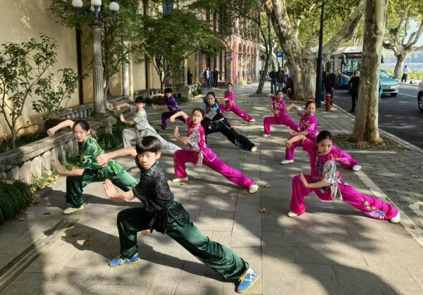 杭州市陳經(jīng)綸體校武術(shù)隊(duì)學(xué)生們展示中華武術(shù)。 人民網(wǎng)記者 楊磊攝