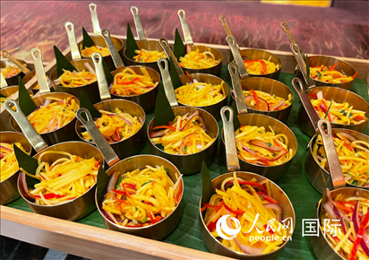馬來西亞美食節(jié)現(xiàn)場準(zhǔn)備的美食。人民網(wǎng) 王婧攝