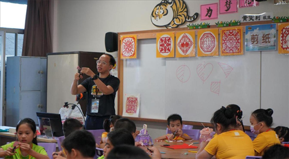 剪紙教學(xué)。主辦方供圖
