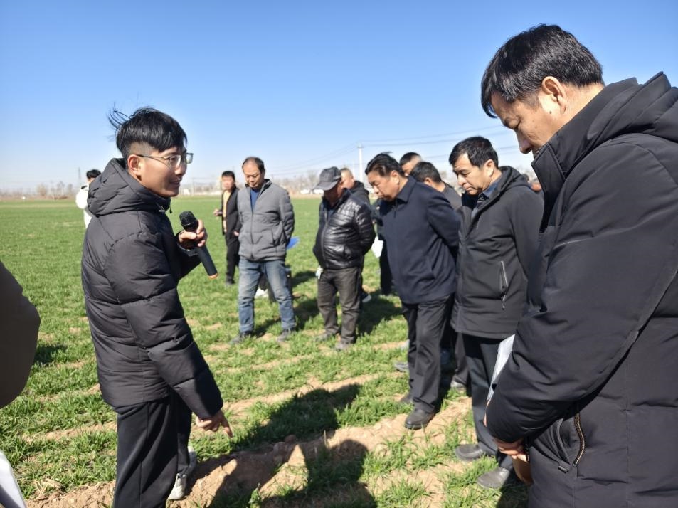 科技小院的“學(xué)生專家”（左一）。受訪者供圖