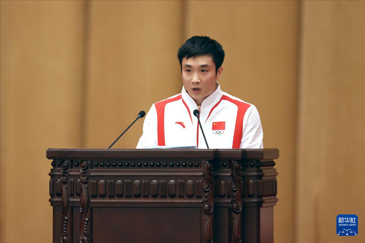 11月15日，跳水運動員曹緣在報告會上發(fā)言。新華社記者 李明 攝