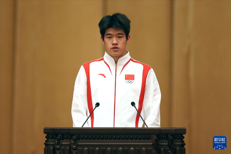 11月15日，游泳運動員潘展樂在報告會上發(fā)言。新華社記者 李明 攝