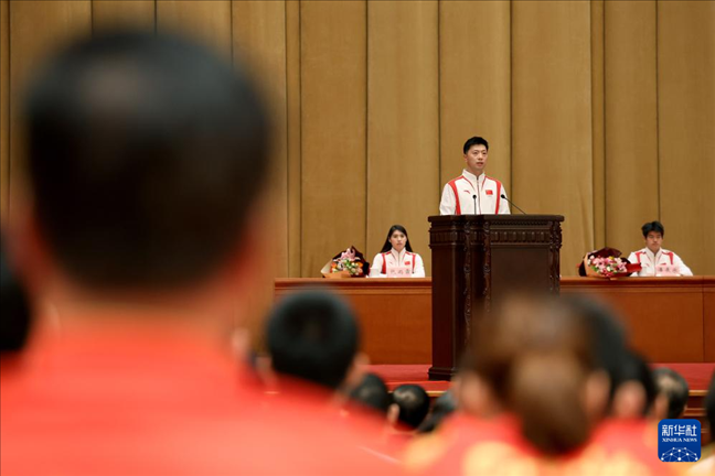 11月15日，乒乓球運動員馬龍（中）在報告會上發(fā)言。新華社記者 李明 攝