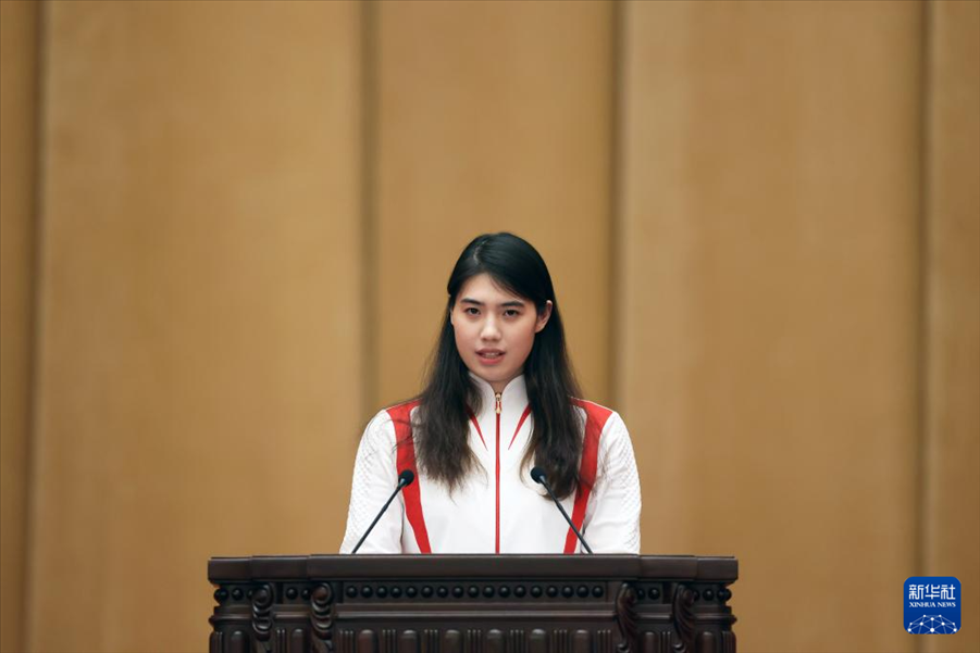 11月15日，游泳運動員張雨霏在報告會上發(fā)言。新華社記者 李明 攝