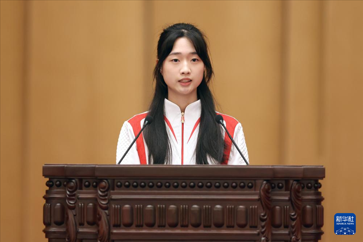 11月15日，射擊運動員黃雨婷在報告會上發(fā)言。新華社記者 李明 攝