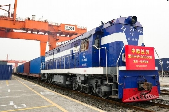 11月15日，X8083次中歐班列（重慶—杜伊斯堡）等待發(fā)車。新華社記者 張子彧 攝