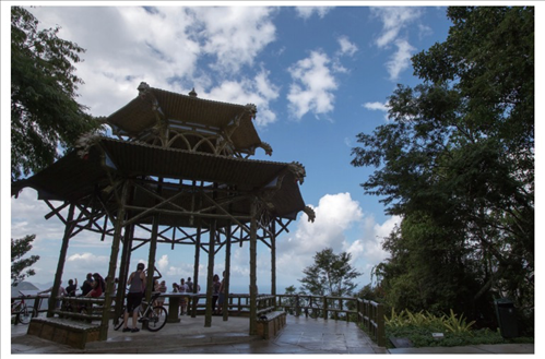 在巴西里約熱內(nèi)盧市內(nèi)的蒂茹卡國(guó)家森林公園里，有一座風(fēng)光獨(dú)一無(wú)二的觀景臺(tái)，名為“中國(guó)亭”，是為紀(jì)念曾經(jīng)在這里種植茶葉的中國(guó)茶農(nóng)而修建，如今已成為當(dāng)?shù)氐闹坝^。（圖源：新華社）
