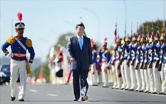 當(dāng)?shù)貢r(shí)間2014年7月17日，國(guó)家主席習(xí)近平在巴西利亞出席時(shí)任巴西總統(tǒng)舉行的歡迎儀式。 新華社記者謝環(huán)馳攝
