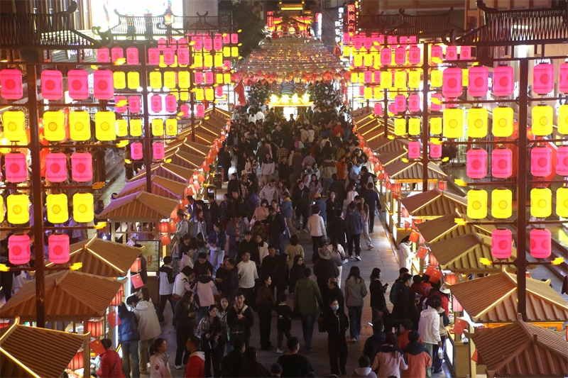 敦煌夜市。敦煌市委宣傳部供圖，張曉亮攝