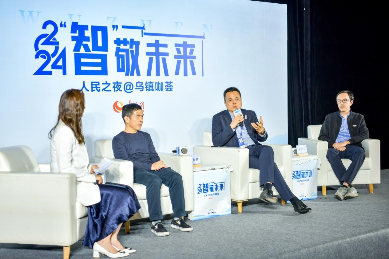 在對(duì)話環(huán)節(jié)，之江實(shí)驗(yàn)室高級(jí)研究專(zhuān)家潘愛(ài)民、伏羲智庫(kù)創(chuàng)始人李曉東、麒麟軟件副總經(jīng)理李震寧探討“‘百模大戰(zhàn)’將卷向何方”。人民網(wǎng)記者 任峰濤攝