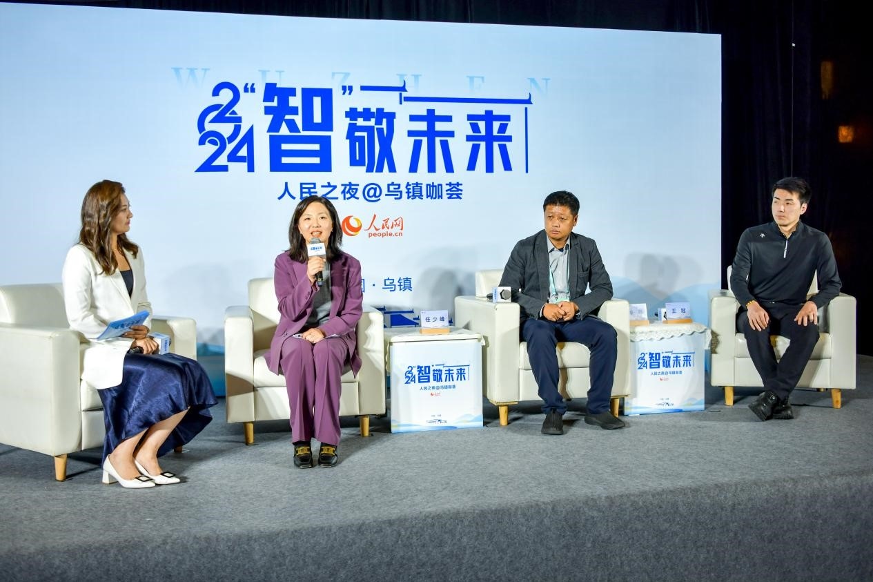 在對(duì)話環(huán)節(jié)，趣丸科技總編輯、副總裁任少峰，星云智慧機(jī)器人CEO李明，可之教育大模型創(chuàng)始人王冠討論“人工智能如何惠及大眾”。人民網(wǎng)記者 任峰濤攝