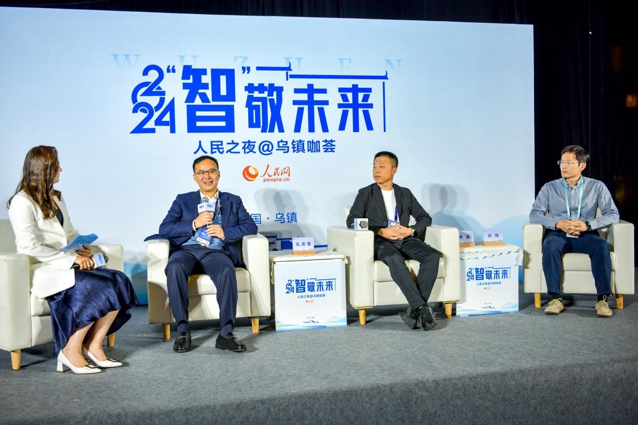 在對(duì)話環(huán)節(jié)，中國(guó)華宇集團(tuán)有限公司總經(jīng)理兼華宇控股集團(tuán)董事長(zhǎng)孔慶慧，量子之歌集團(tuán)創(chuàng)始人、董事長(zhǎng)李鵬，震坤行CTO劉陽(yáng)討論“AI何以重構(gòu)千行百業(yè)”。人民網(wǎng)記者 任峰濤攝