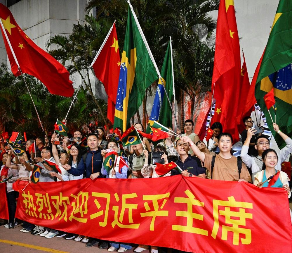  2024年11月，習(xí)近平主席在巴西里約熱內(nèi)盧出席二十國(guó)集團(tuán)領(lǐng)導(dǎo)人第十九次峰會(huì)期間，里約熱內(nèi)盧街頭熱情的歡迎人群。
