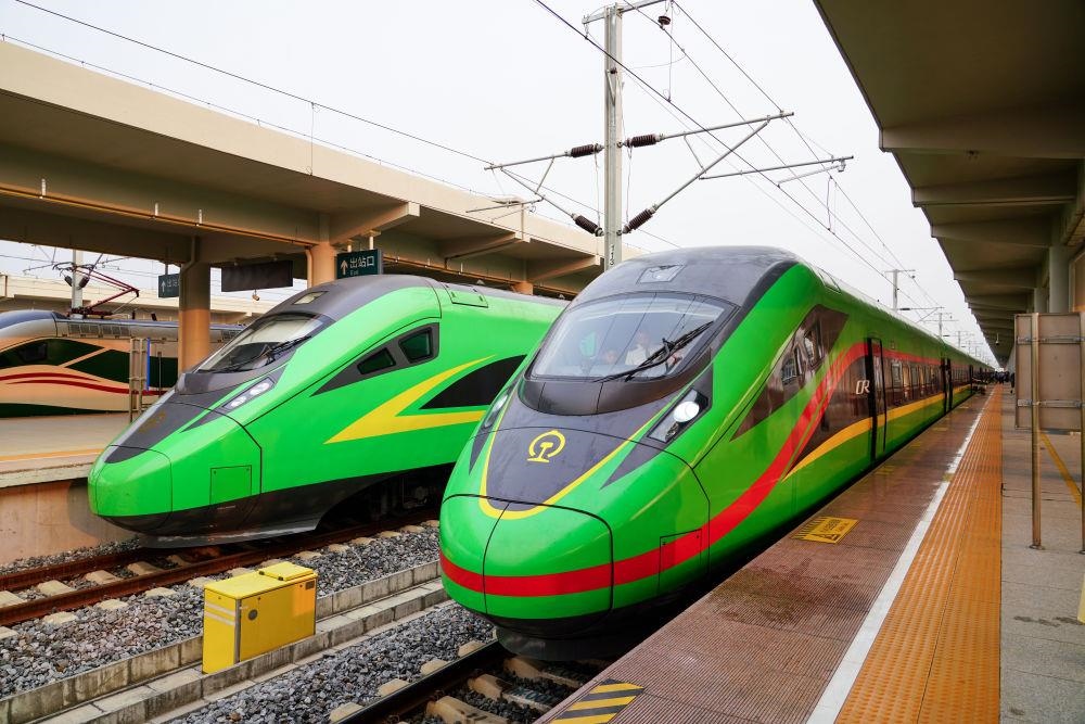 截至2024年7月5日，中老鐵路國(guó)際旅客列車(chē)?yán)塾?jì)開(kāi)行滿(mǎn)1000列，極大地便利了沿線(xiàn)民眾出行。