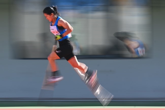 11月28日，海南隊(duì)選手吳明芬在高腳競速比賽中。新華社記者 杜子璇攝