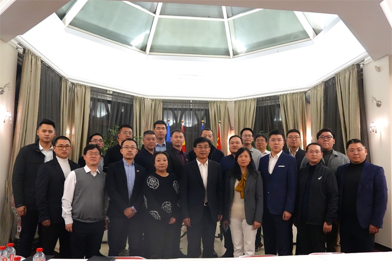 集體合照。中國(guó)駐烏克蘭大使館供圖