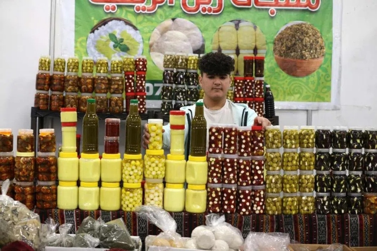 一名展商在展示各式各樣的橄欖制品。納達(dá)爾·達(dá)烏德攝