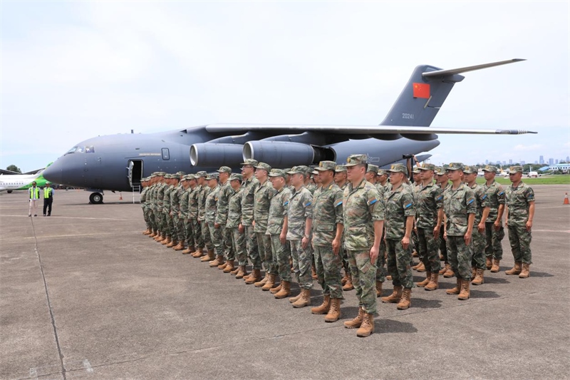 中方參演部隊(duì)搭乘運(yùn)—20運(yùn)輸機(jī)飛抵印尼國民軍空軍哈利姆機(jī)場。 龔勝祥攝