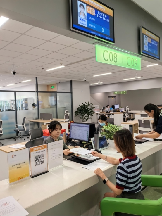 成都高新區(qū)“開辦餐飲店一件事”服務(wù)窗口。成都市市場監(jiān)督管理局供圖