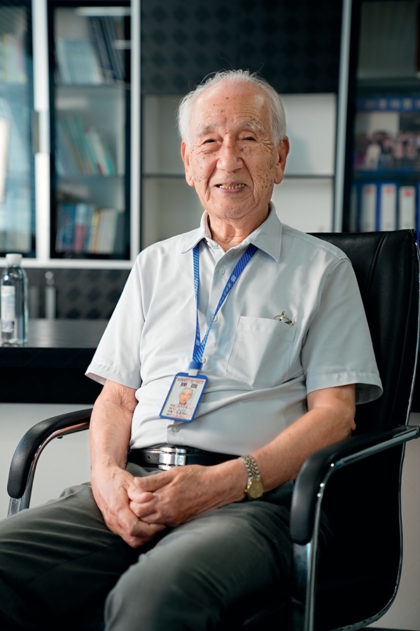 2024年8月，佐佐木俊一在深圳接受本刊記者采訪。