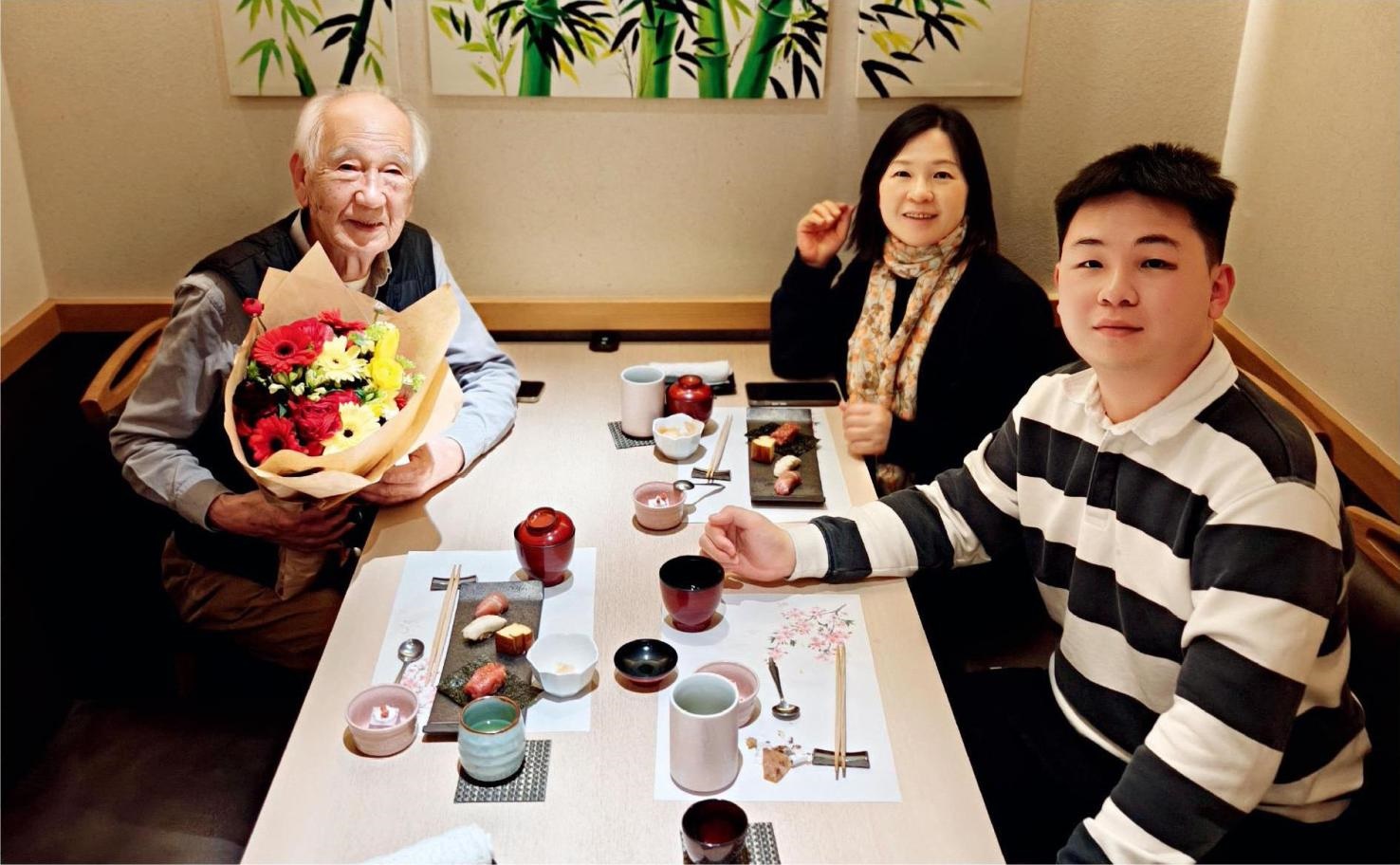 佐佐木俊一與彭林（中）、彭俊霖（右）在一起。