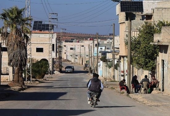 這是12月1日拍攝的敘利亞哈馬省北部一處城鎮(zhèn)街道。新華社發(fā)