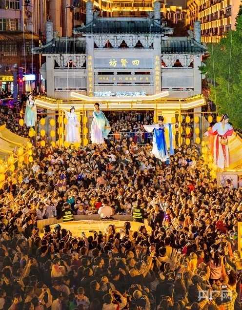 改造后的郁孤臺歷史文化街區(qū)流光溢彩，吸引游客沉浸式體驗(yàn)宋朝文化（央廣網(wǎng)發(fā) 胡中 攝）