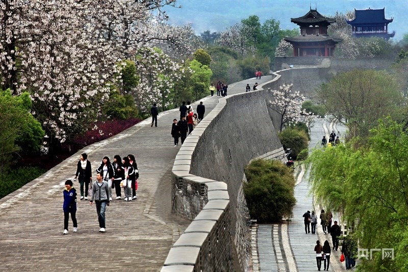 游客在贛州宋城古城墻上漫步，欣賞城市風(fēng)景（央廣網(wǎng)發(fā) 胡懷軍 攝）