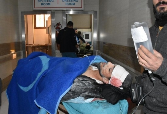 11月29日，在敘利亞阿勒頗，傷者被送往醫(yī)院接受治療。新華社發(fā)