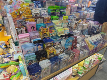 北京某文具店卡牌盲盒柜臺，未設(shè)相關(guān)提醒。人民網(wǎng)記者 黃鈺攝
