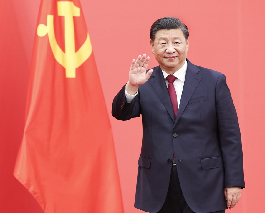 2022年10月23日，習(xí)近平在北京人民大會堂同采訪中共二十大的中外記者親切見面。