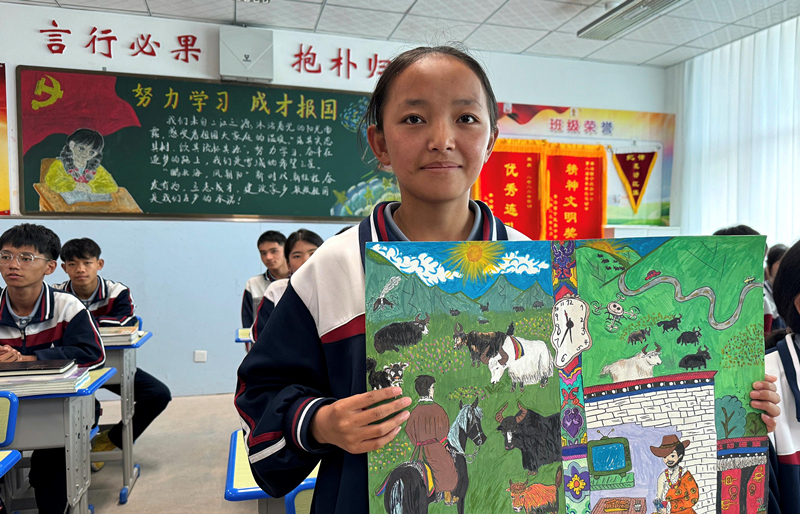 果洛西寧民族中學(xué)學(xué)生尼東拉毛在主題思政課上展示表現(xiàn)現(xiàn)代化家鄉(xiāng)的作品。