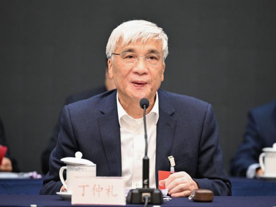 全國人大常委會副委員長、歐美同學(xué)會會長丁仲禮作工作報告