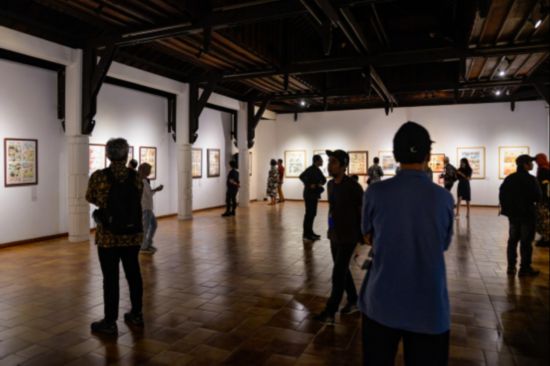 觀眾參觀“東盟-中國人文交流年”漫畫大賽展覽。記者 徐欽 攝