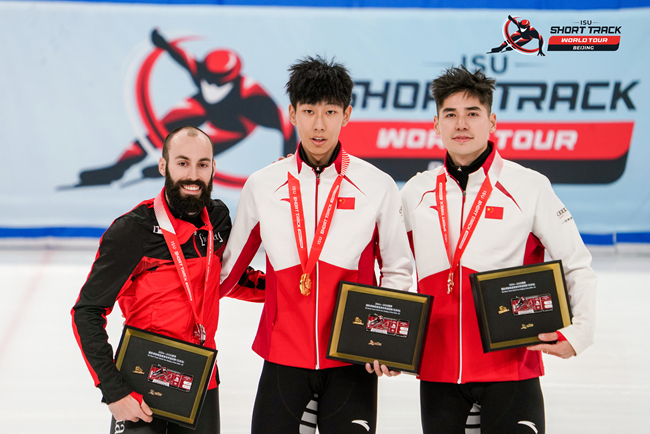 男子500米頒獎儀式，中國選手孫龍(中)奪得冠軍，加拿大選手杜博伊斯(左)獲得亞軍，中國選手劉少昂獲得季軍。賽事組委會供圖