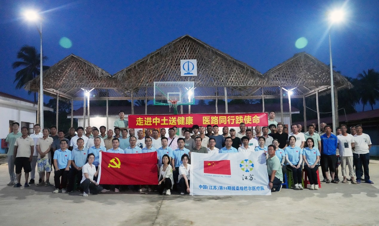 醫(yī)療隊(duì)與中土東非桑島分公司合影。中國土木供圖
