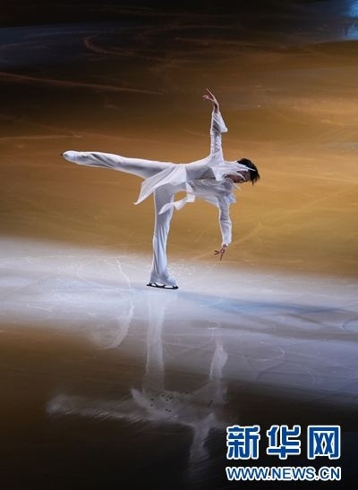 圖為羽生結(jié)弦在表演中。記者 錢錚 攝