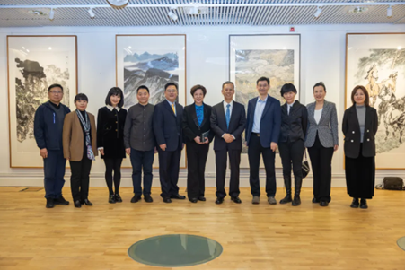中國駐瑞典大使崔愛民與畫展主辦方人員合影。中國駐瑞典大使館供圖