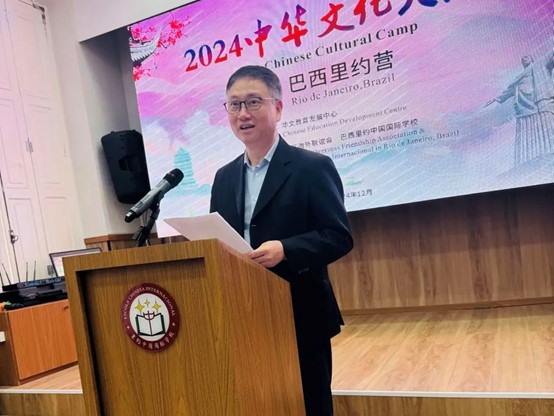 里約中國國際學(xué)校代董事長尹霄敏在閉營儀式上致辭。活動主辦方供圖