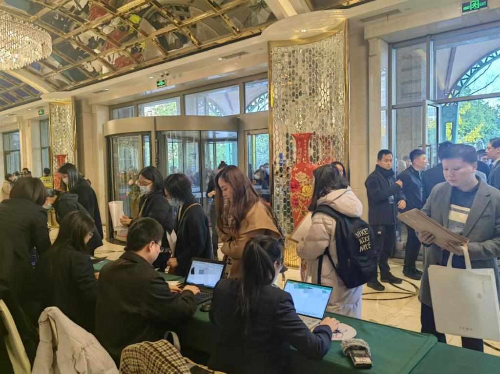 12月12日，第十批國家組織藥品集中帶量采購現(xiàn)場。新華社記者龔雯 攝